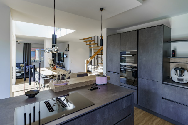 Moderne Stadtvilla mit Glasfassade über 2 Geschosse - Modern - Küche