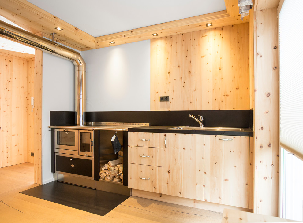 Modelo de cocina de estilo de casa de campo de tamaño medio abierta con suelo de madera clara y suelo marrón