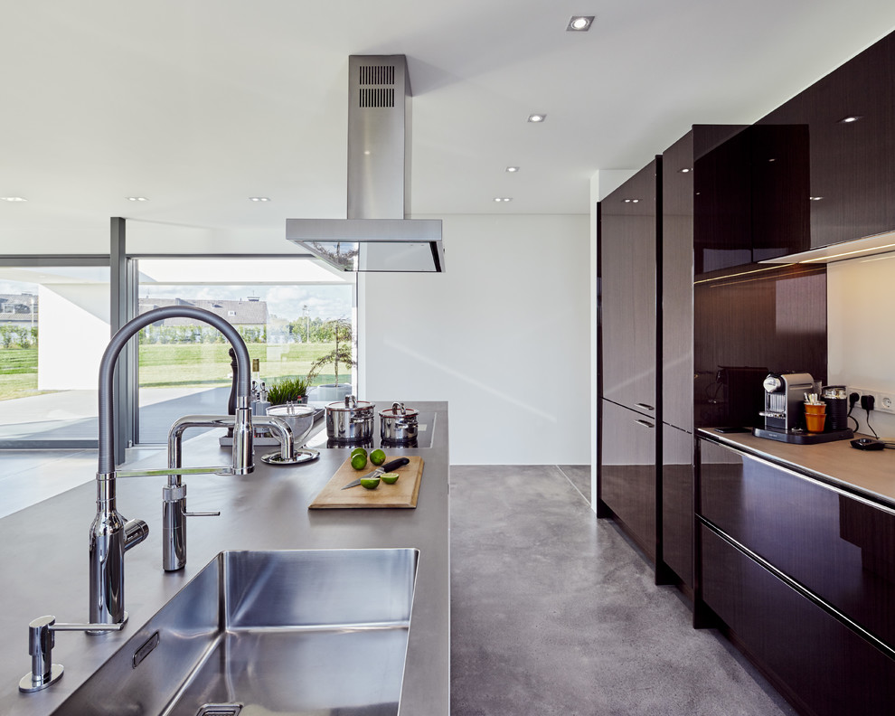 This is an example of a contemporary kitchen in Dortmund.
