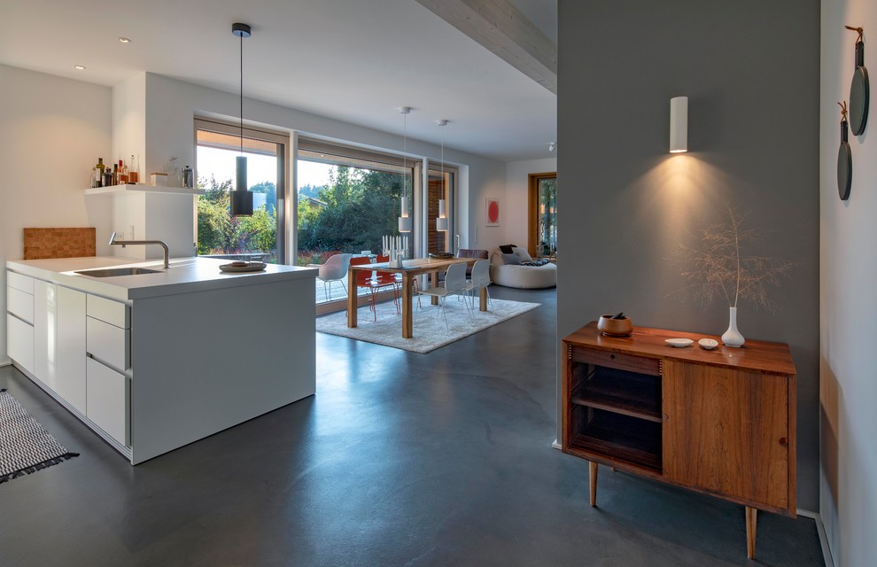 Foto di una cucina ad ambiente unico contemporanea con ante bianche, pavimento grigio e top bianco