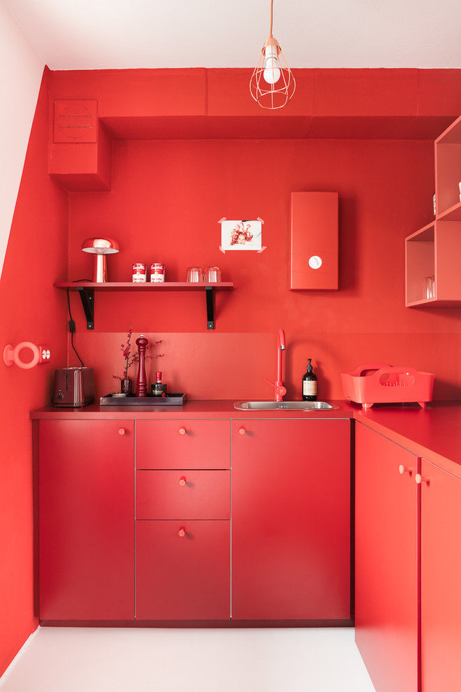 Exempel på ett litet modernt röd rött l-kök, med släta luckor, röda skåp, rött stänkskydd, linoleumgolv och en enkel diskho