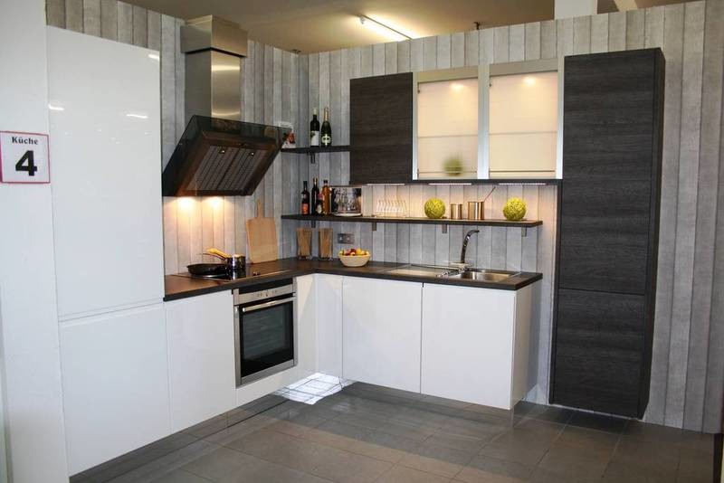 Modern inredning av ett kök, med vita skåp, laminatbänkskiva och rostfria vitvaror