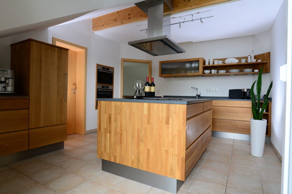 Esempio di un'ampia cucina minimal chiusa con lavello integrato, ante in legno scuro, top in granito, elettrodomestici in acciaio inossidabile e pavimento in gres porcellanato