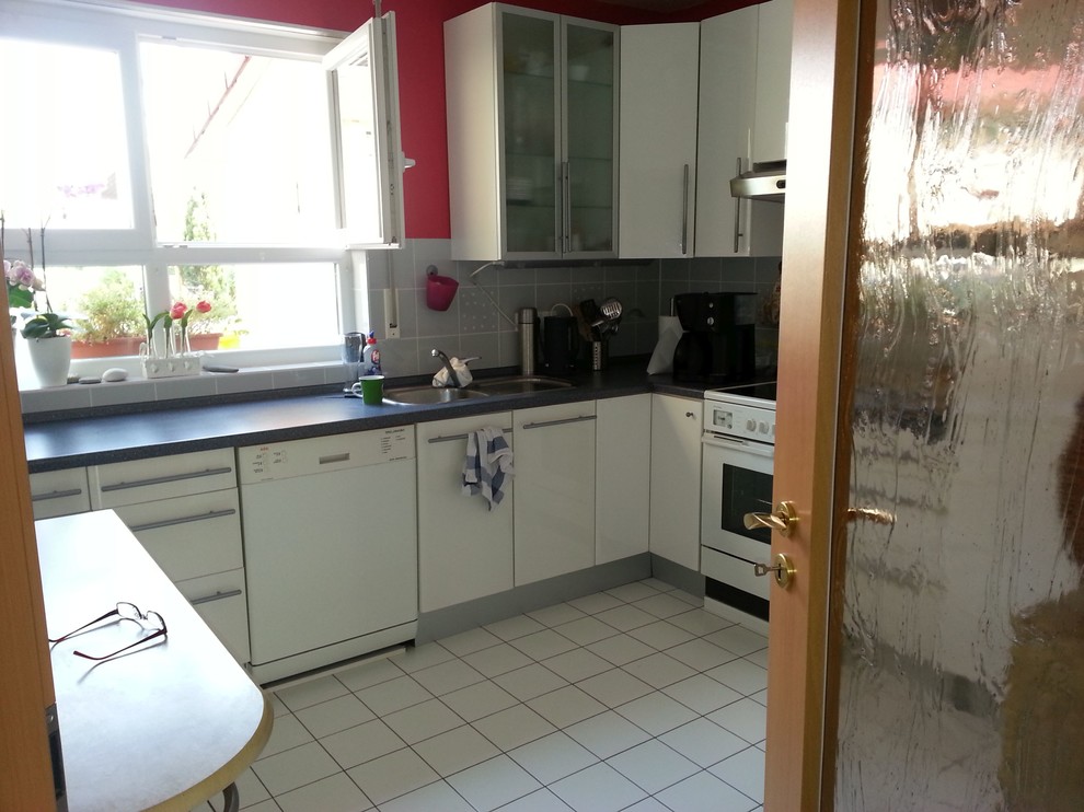 Foto di una cucina a L design chiusa e di medie dimensioni con ante bianche, top in laminato e pavimento in gres porcellanato