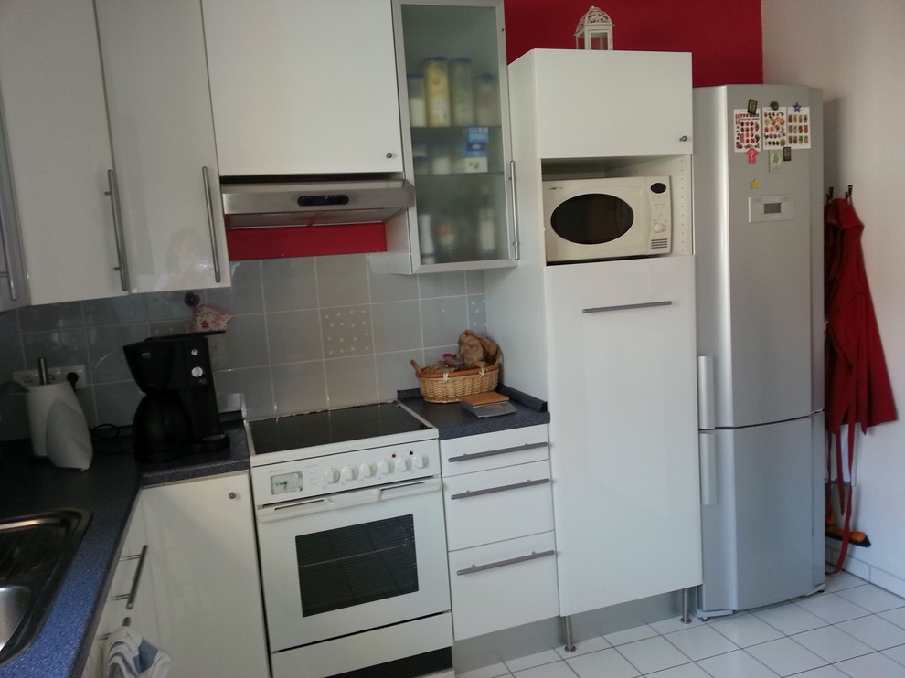 Geschlossene, Mittelgroße Moderne Küche in L-Form mit weißen Schränken, Laminat-Arbeitsplatte und Porzellan-Bodenfliesen in Leipzig