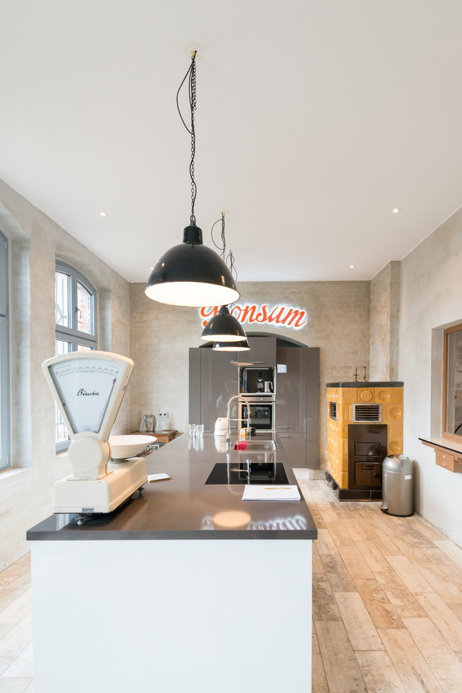 Große Eklektische Küche mit Einbauwaschbecken, flächenbündigen Schrankfronten, grauen Schränken und Kücheninsel in Berlin