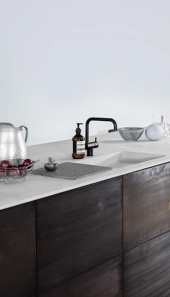 Foto de cocina escandinava con fregadero integrado, armarios con paneles lisos, puertas de armario con efecto envejecido y encimera de cemento