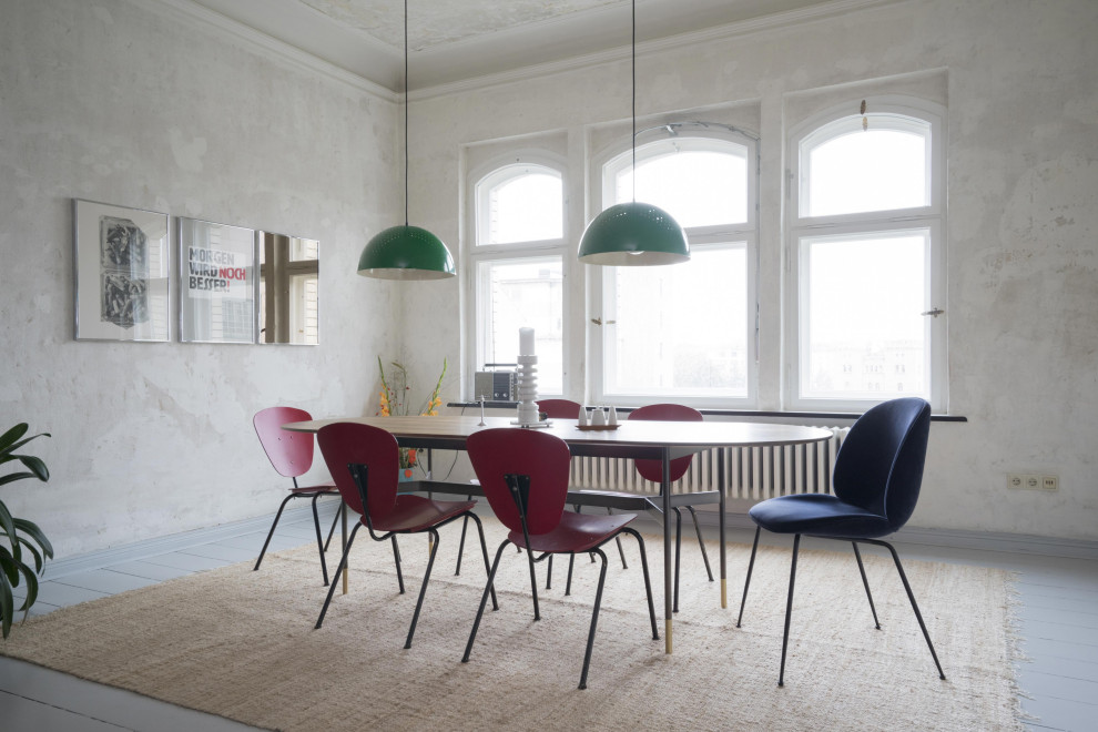 Mittelgroße Moderne Wohnküche mit hellem Holzboden und weißem Boden in Berlin