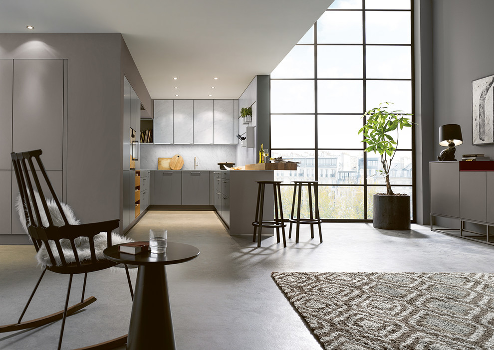Offene, Kleine Moderne Küche in U-Form mit Halbinsel, grauen Schränken, Küchenrückwand in Weiß und weißer Arbeitsplatte in Nürnberg