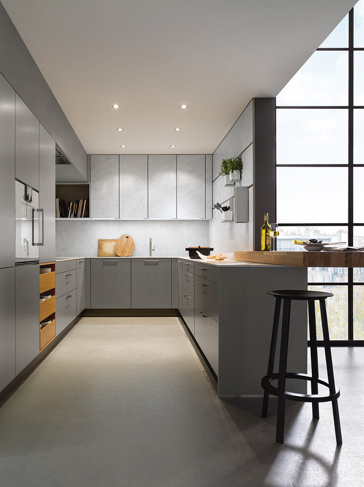 Offene, Kleine Moderne Küche in U-Form mit grauen Schränken, Küchenrückwand in Weiß, Halbinsel und weißer Arbeitsplatte in Nürnberg