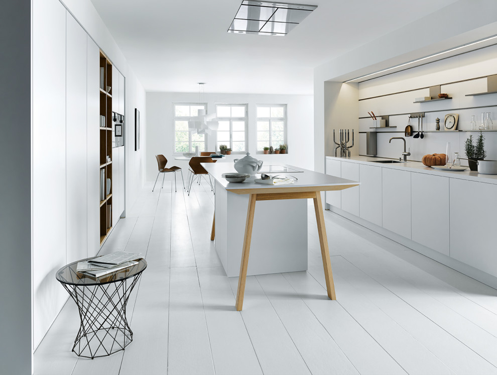 Imagen de cocina escandinava de tamaño medio abierta con armarios con paneles lisos, puertas de armario blancas, salpicadero blanco, una isla, suelo blanco y encimeras blancas