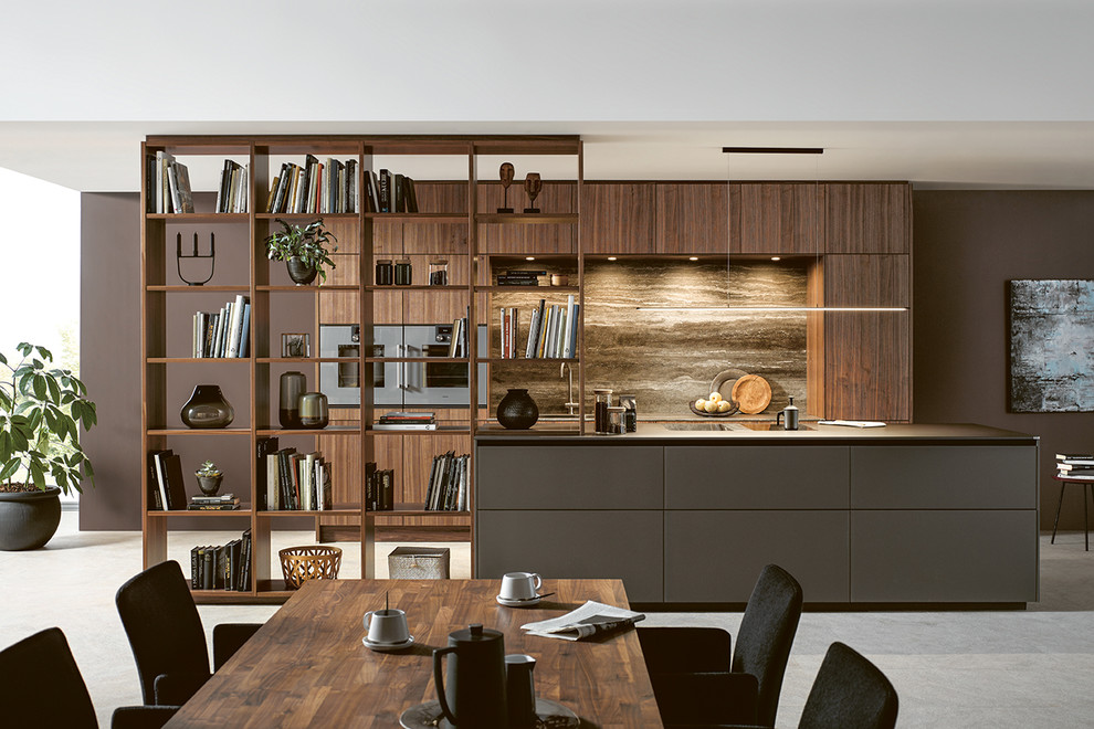Offene, Zweizeilige Moderne Küche mit braunen Schränken, Küchenrückwand in Braun, Kücheninsel, brauner Arbeitsplatte und flächenbündigen Schrankfronten in Nürnberg