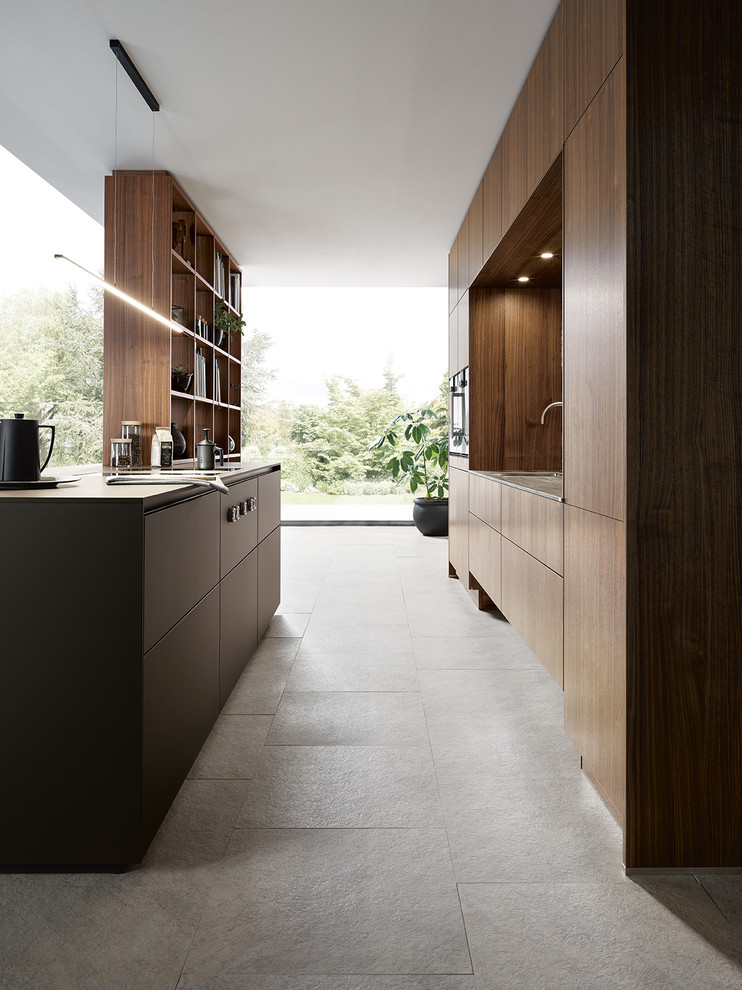Foto de cocina contemporánea abierta con armarios con paneles lisos, una isla, encimeras marrones, salpicadero marrón y puertas de armario marrones