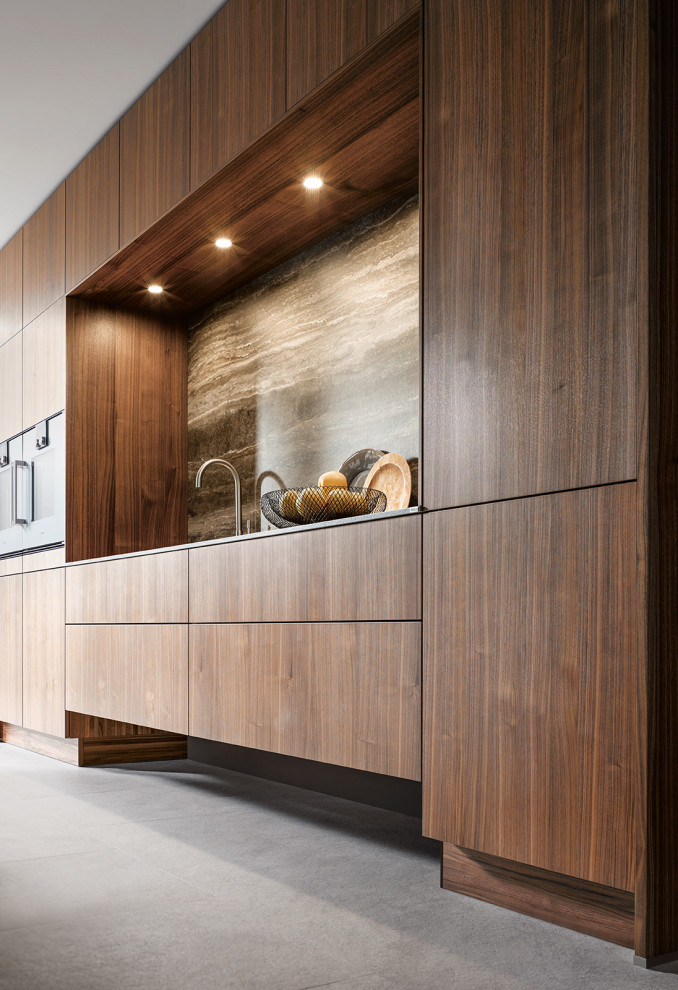 Стильный дизайн: кухня-гостиная с плоскими фасадами, коричневыми фасадами, коричневым фартуком и коричневой столешницей - последний тренд