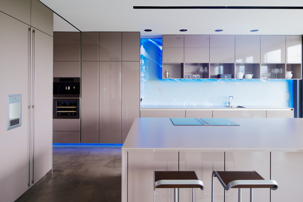 Esempio di una grande cucina contemporanea con ante lisce, ante beige, paraspruzzi blu, paraspruzzi con lastra di vetro e elettrodomestici neri