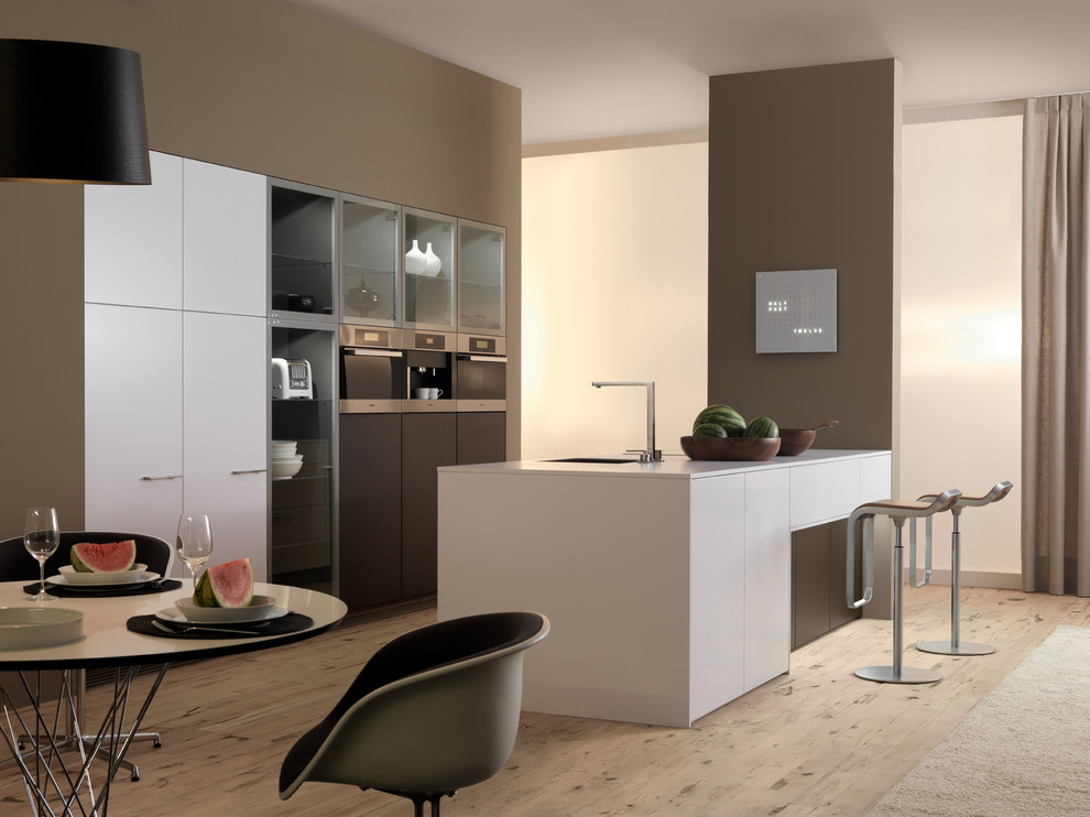 Example of a minimalist kitchen design in Stuttgart