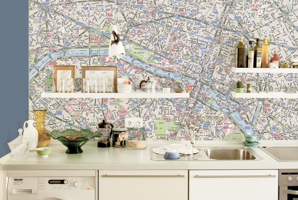 Cette image montre une cuisine avec papier peint.