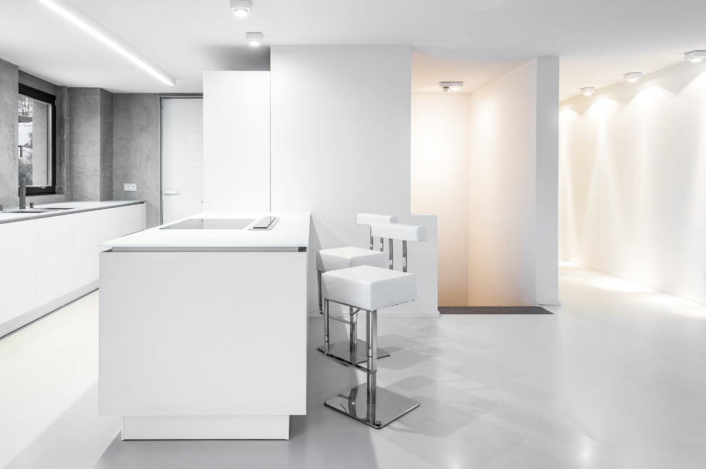 Esempio di una cucina moderna di medie dimensioni con lavello da incasso, ante lisce, ante bianche, paraspruzzi grigio, pavimento in vinile, pavimento grigio e top grigio