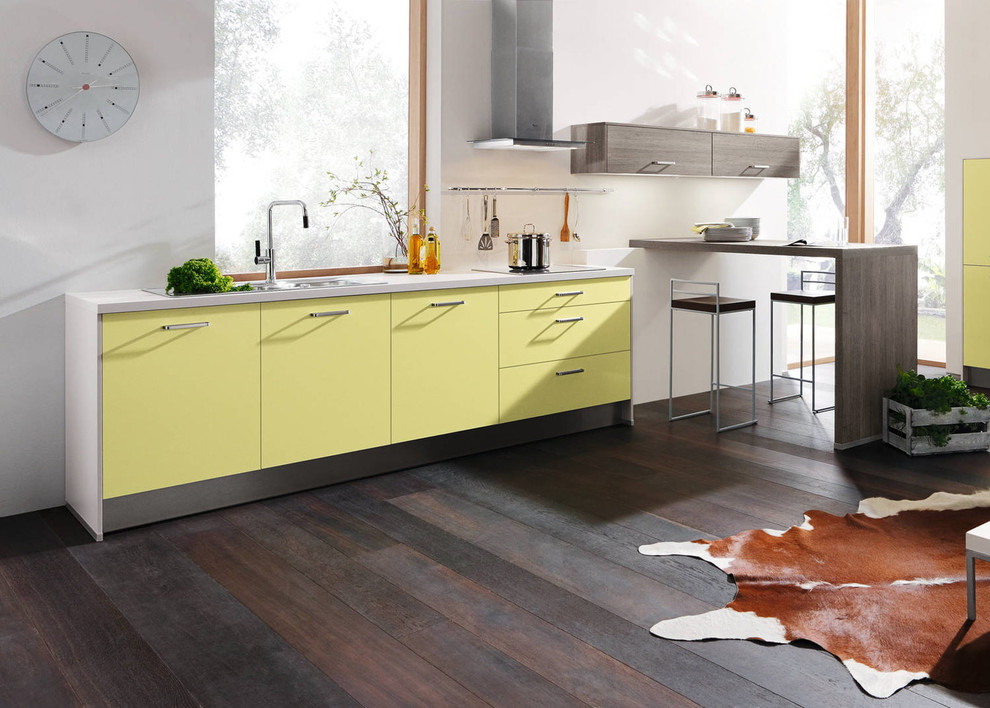 Idee per una piccola cucina lineare minimalista con ante gialle e top in laminato
