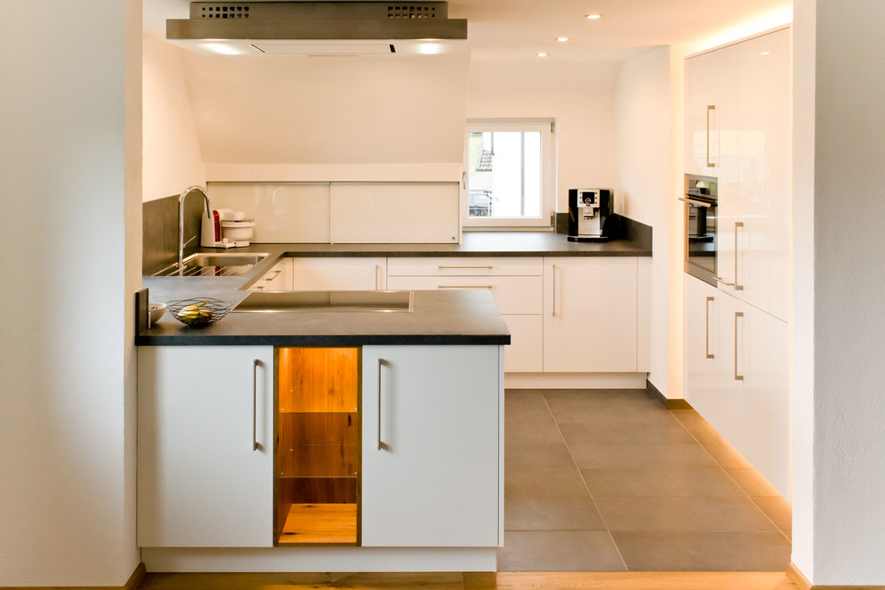 Esempio di una piccola cucina minimal con ante bianche, ante lisce e pavimento beige