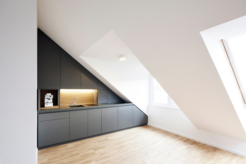 Inspiration for a small contemporary kitchen in Munich.