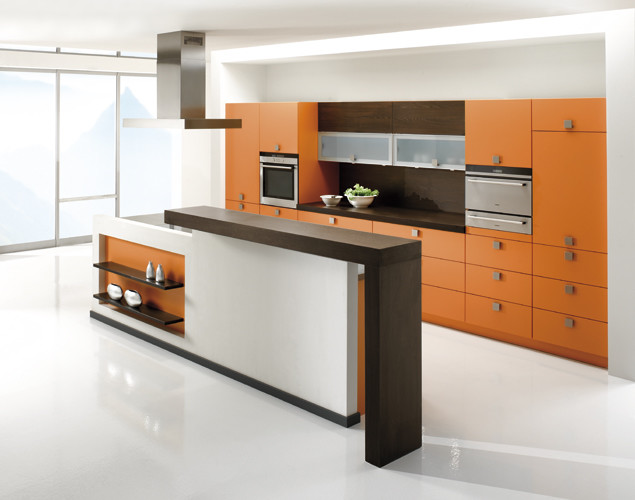 Idéer för mellanstora funkis kök, med en enkel diskho, släta luckor, orange skåp, träbänkskiva, brunt stänkskydd, rostfria vitvaror, vinylgolv och en köksö
