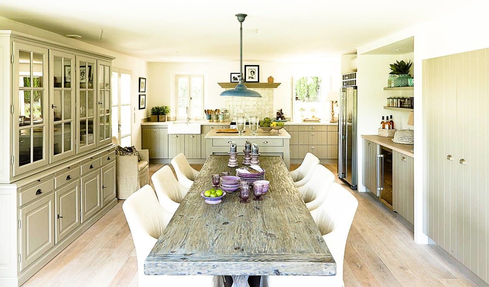 Inspiration för ett mycket stort lantligt kök och matrum, med en rustik diskho, luckor med upphöjd panel, gröna skåp, grönt stänkskydd, rostfria vitvaror, mellanmörkt trägolv och en köksö