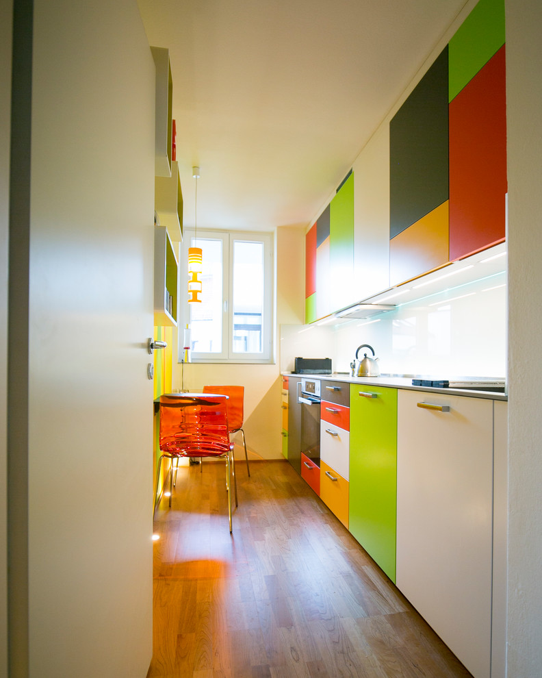 Kleine, Einzeilige Moderne Küche mit Küchenrückwand in Weiß, Glasrückwand, Laminat, braunem Boden und grauer Arbeitsplatte in München
