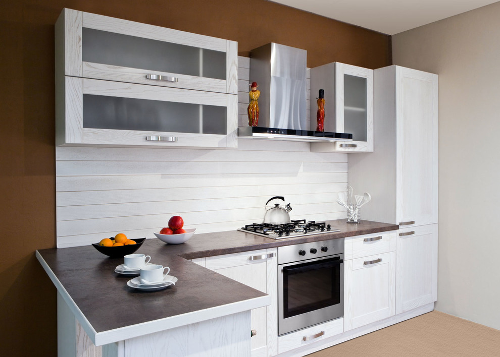 Diseño de cocinas en L minimalista pequeña abierta sin isla con armarios tipo vitrina, puertas de armario blancas, encimera de acrílico y salpicadero blanco