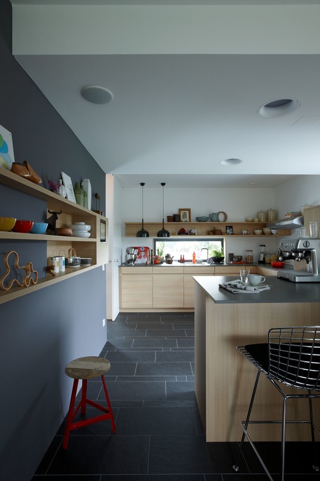 This is an example of a contemporary kitchen in Stuttgart.