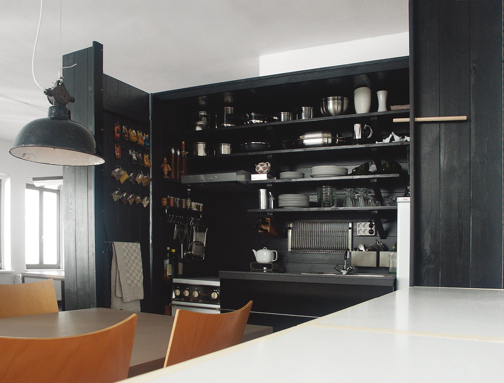 Ispirazione per una piccola cucina lineare minimal con ante nere, paraspruzzi grigio e paraspruzzi in legno