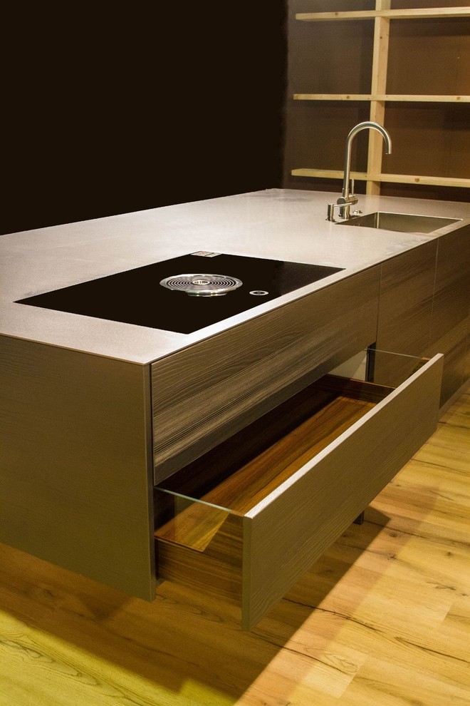 Offene Moderne Küche mit braunen Schränken, Küchenrückwand in Braun, schwarzen Elektrogeräten und Kücheninsel in München