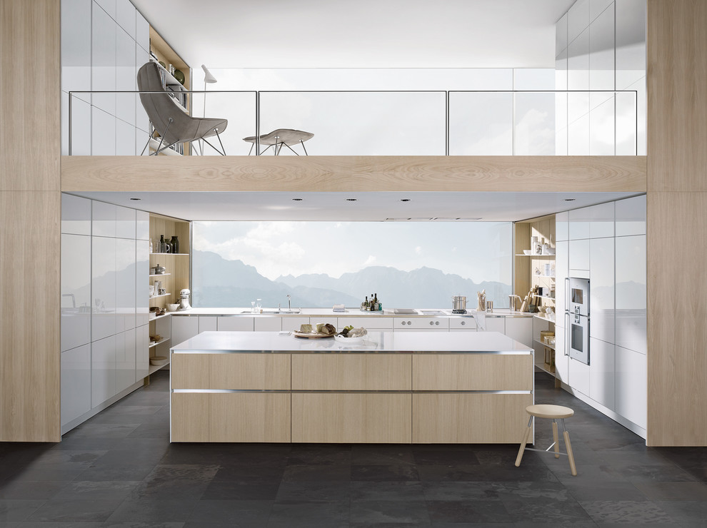 Foto di una grande cucina contemporanea con ante lisce, ante bianche, top in acciaio inossidabile, paraspruzzi beige e pavimento in ardesia