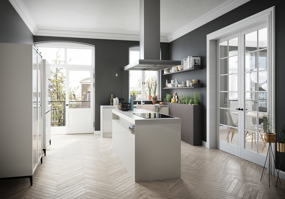 Offene, Große Moderne Küche mit braunem Holzboden, Landhausspüle, weißen Schränken, Kücheninsel und Küchenrückwand in Grau in Sonstige
