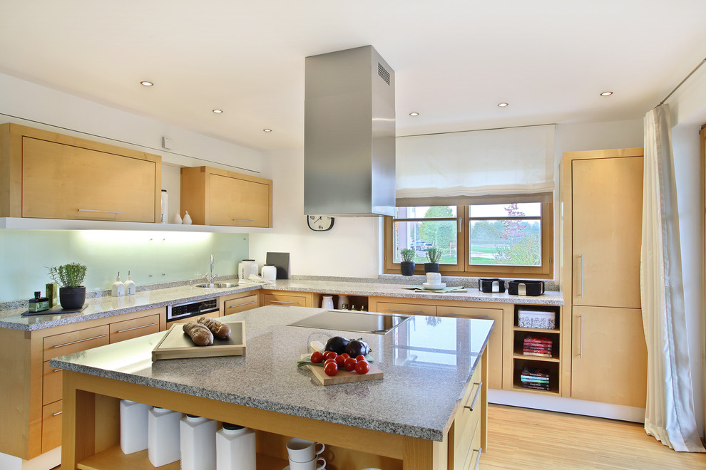 Foto di una cucina scandinava di medie dimensioni e chiusa con lavello sottopiano, ante lisce, ante in legno chiaro, paraspruzzi bianco, paraspruzzi con lastra di vetro, elettrodomestici da incasso e pavimento in bambù