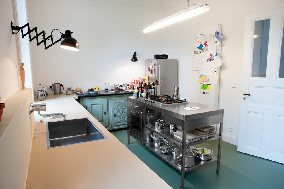 Стильный дизайн: отдельная, угловая кухня среднего размера в стиле фьюжн с островом, накладной мойкой, зелеными фасадами и техникой из нержавеющей стали - последний тренд