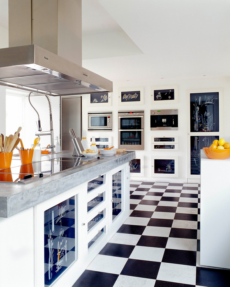 他の地域にある中くらいなコンテンポラリースタイルのおしゃれなキッチン (レイズドパネル扉のキャビネット、青いキャビネット、コンクリートカウンター、シルバーの調理設備、セラミックタイルの床、グレーのキッチンカウンター) の写真