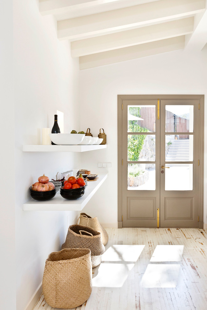 Стильный дизайн: кухня в средиземноморском стиле с деревянным полом и белым полом - последний тренд