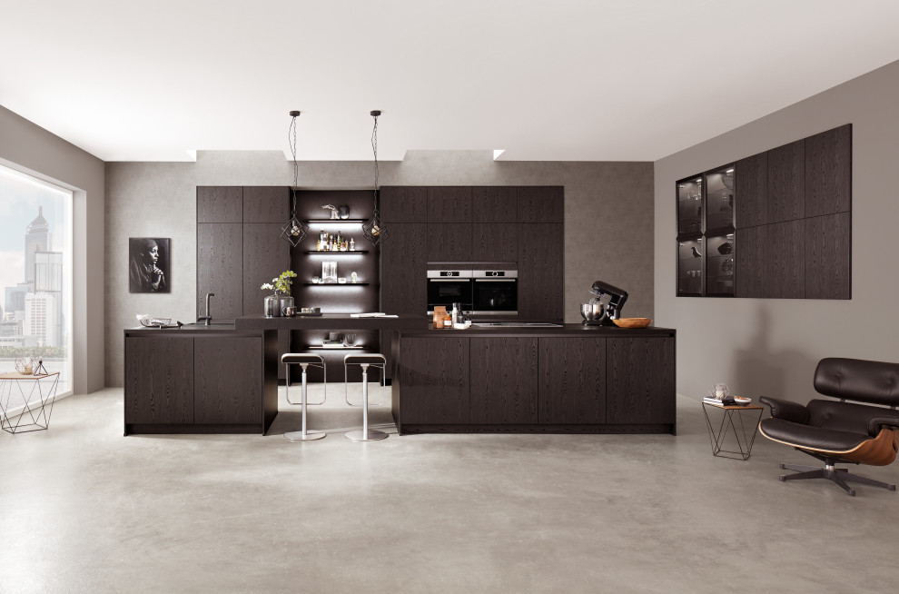 Идея дизайна: кухня-гостиная в современном стиле с темными деревянными фасадами, островом и черной столешницей
