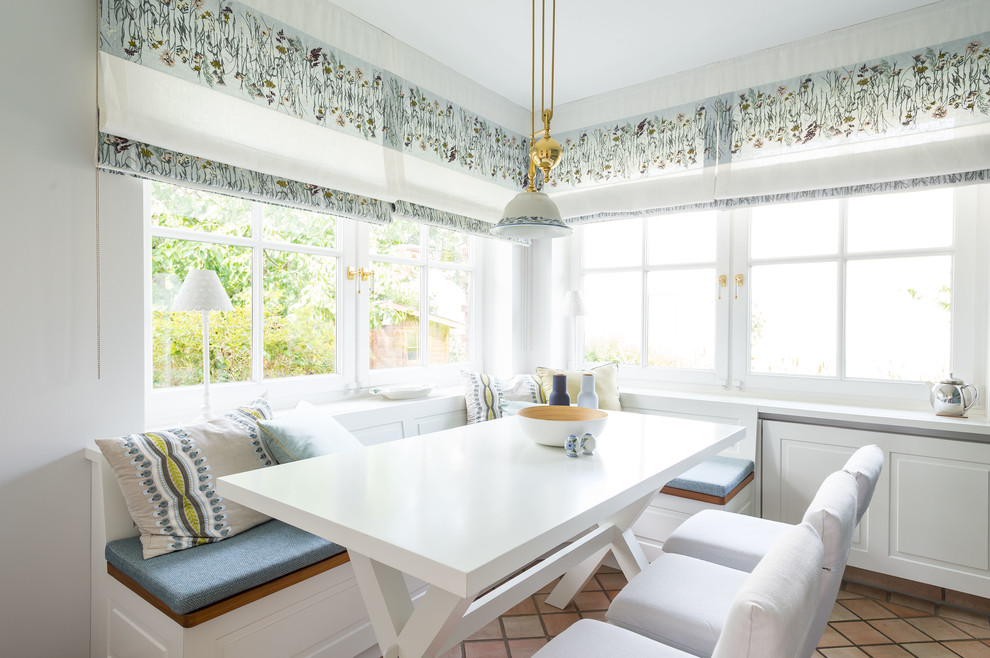 Idée de décoration pour une petite salle à manger ouverte sur la cuisine champêtre avec un sol en carrelage de céramique et un sol orange.