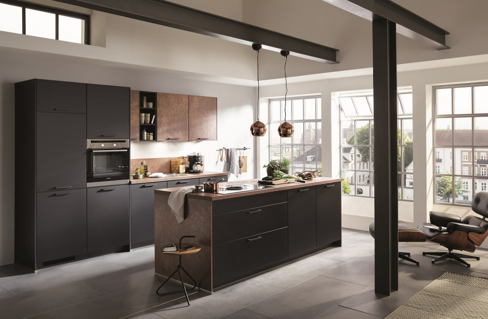 Свежая идея для дизайна: кухня-гостиная с черными фасадами и островом - отличное фото интерьера