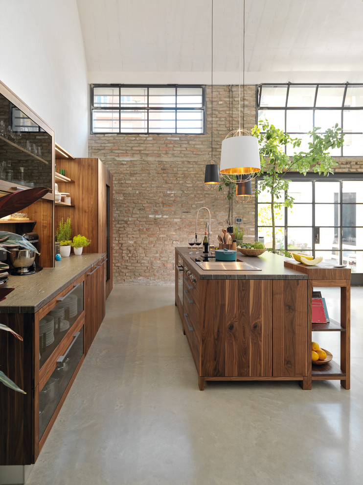 Idee per una grande cucina industriale con ante di vetro, ante in legno bruno, pavimento in cemento e pavimento grigio