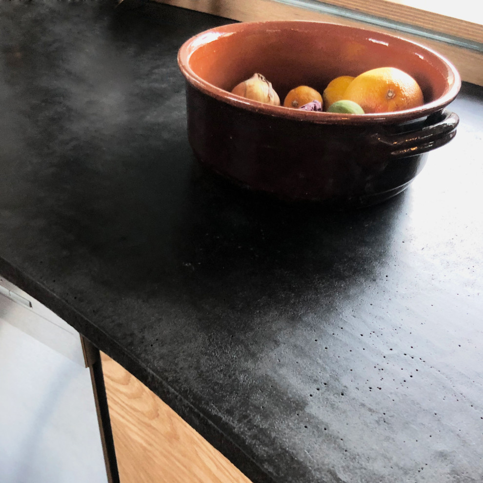 Immagine di una cucina moderna con top in cemento e top nero