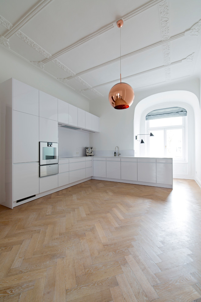 This is an example of a contemporary kitchen in Hamburg.