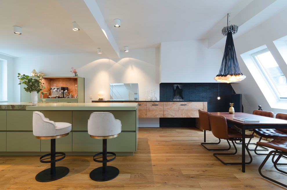 Idee per una cucina minimal con ante lisce, ante verdi, pavimento in legno massello medio, pavimento marrone e top verde