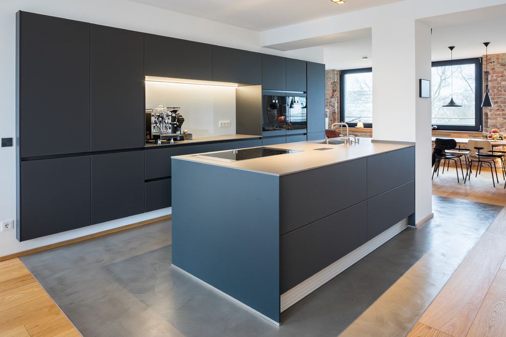 Свежая идея для дизайна: кухня-гостиная среднего размера в стиле модернизм с бетонным полом и серым полом - отличное фото интерьера