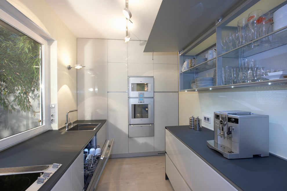 Inspiration for a contemporary kitchen remodel in Frankfurt