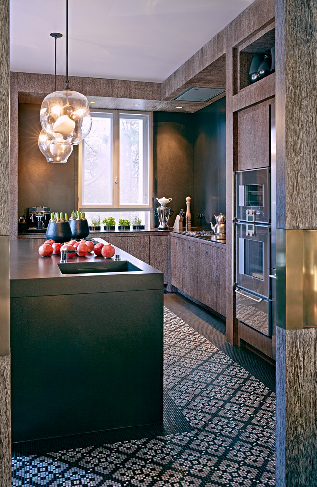 На фото: угловая кухня среднего размера в современном стиле с монолитной мойкой, плоскими фасадами, искусственно-состаренными фасадами, техникой из нержавеющей стали и островом