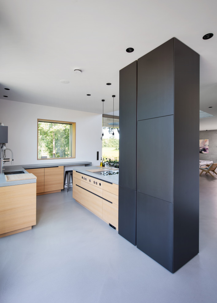 Inspiration för ett mycket stort funkis grå grått kök med öppen planlösning, med en integrerad diskho, släta luckor, svarta skåp, bänkskiva i betong, svart stänkskydd, stänkskydd i skiffer, rostfria vitvaror, betonggolv, en köksö och grått golv