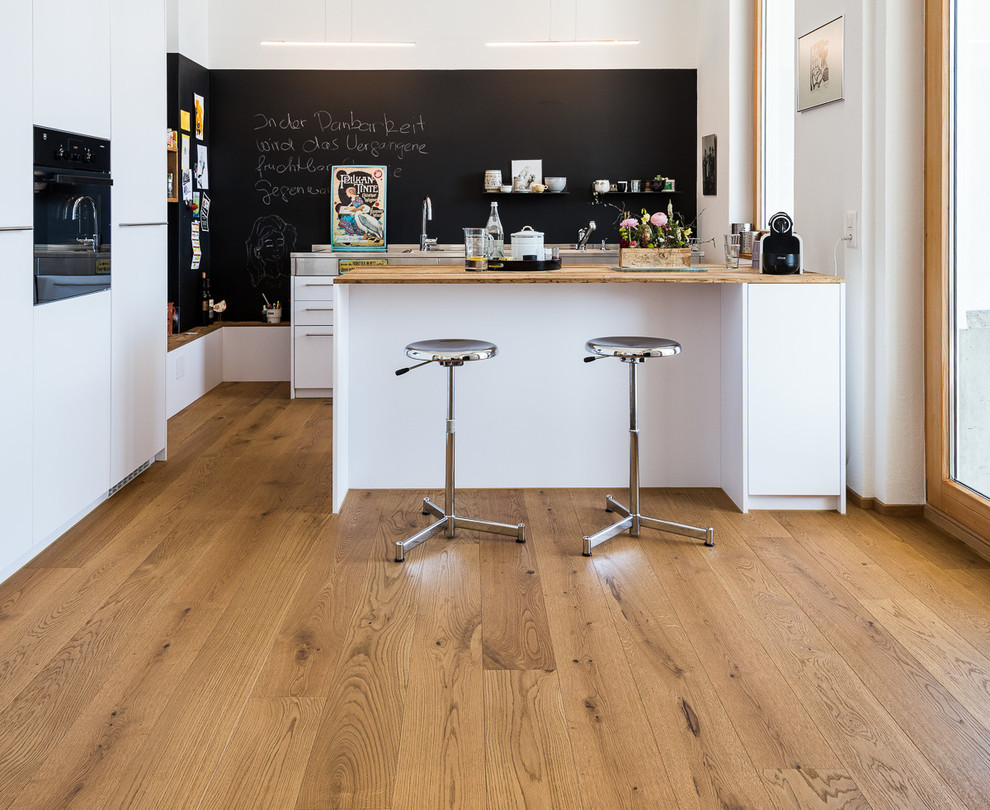 Große Klassische Küche mit braunem Holzboden und braunem Boden in Stuttgart
